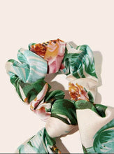 Cargar imagen en el visor de la galería, Leaf Pattern Scrunchie