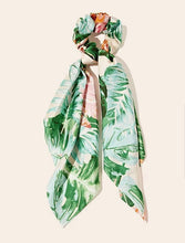 Cargar imagen en el visor de la galería, Leaf Pattern Scrunchie