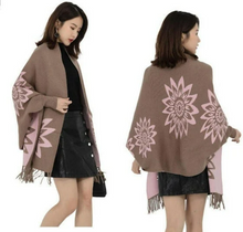 Charger l'image dans la galerie, Women Floral Reversible Side Winter Poncho