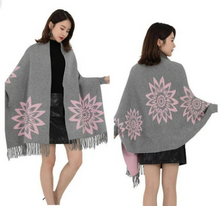 Charger l'image dans la galerie, Women Floral Reversible Side Winter Poncho