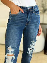 Charger l&#39;image dans la galerie, Judy Blue Full Size Mid Rise Distressed Raw Hem Jeans