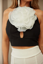 Cargar imagen en el visor de la galería, Flower Detailed Fashion Crop Top