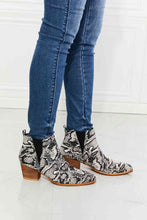 Charger l&#39;image dans la galerie, MMShoes Back At It Point Toe Bootie in Snakeskin