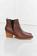 Charger l&#39;image dans la galerie, MMShoes Back At It Point Toe Bootie in Chocolate