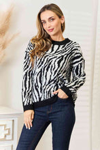 Charger l&#39;image dans la galerie, Heimish Full Size Zebra Print Sweater