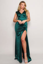 Cargar imagen en el visor de la galería, Sleeveless Power Shoulder Slitted Maxi Dress