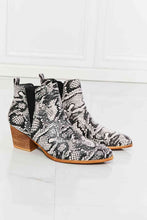 Charger l&#39;image dans la galerie, MMShoes Back At It Point Toe Bootie in Snakeskin