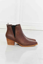 Charger l&#39;image dans la galerie, MMShoes Back At It Point Toe Bootie in Chocolate